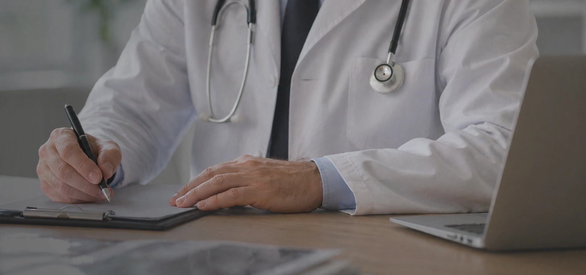 shutterstock_2475095225_CC Elite Nursing HEADER_1920x900_ALT2_4